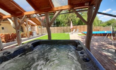 Jakuzzis, medencés, szaunás nyaraló kiadó a körös-partján!