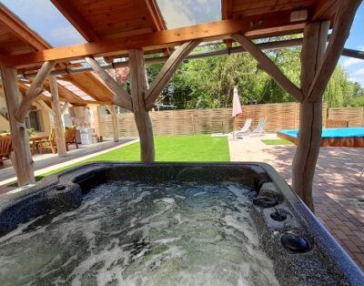 Jakuzzis, medencés, szaunás nyaraló kiadó a körös-partján!