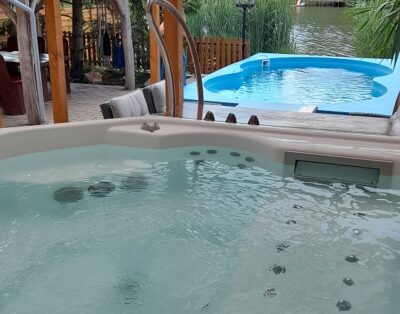 Fűthető medencés,jakuzzis, 12 személyes, nyaraló kiadó a körös-partján!