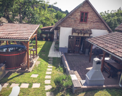 Padláskincsek Birtok – Stílusos Kikapcsolódás Privát Dézsákkal / Jakuzzival