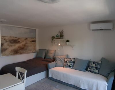 Balatonlellén közvetlen vízparti 3 fős apartman kiadó