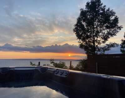 Nyaralj panorámás, jacuzzis, privát nyaralóban Balatonakarattyán!